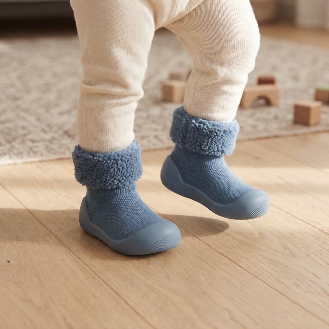 Kleinkind macht erste Schritte mit SockFit